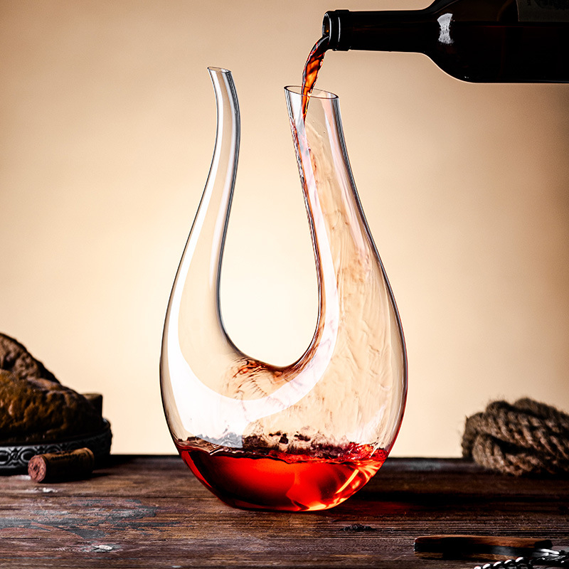 Vörösbor-dekanter üvegből, tömeg 500 g, modern minimalista stílus, 2020 őszén debütál