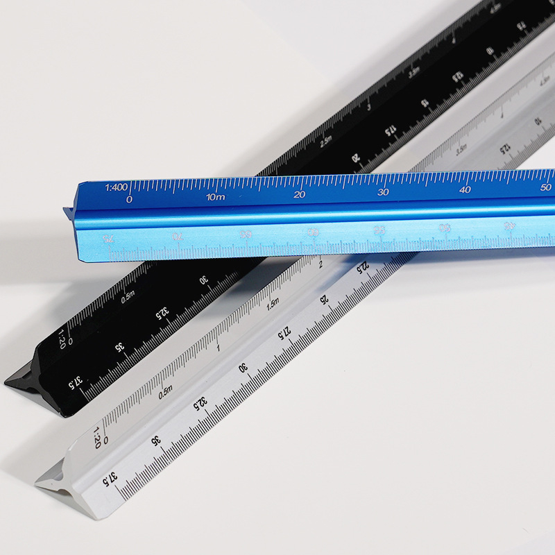 Τρίγωνος χάρακας από κράμα αλουμινίου με κλίμακα εκατοστών, καθαρό βάρος 20 g, σε ατομική συσκευασία