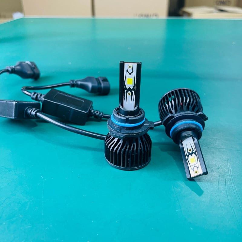 Univerzalni LED far za automobile i motocikle s H4 lećom, 30W, 12V, 3000 lm, IP68