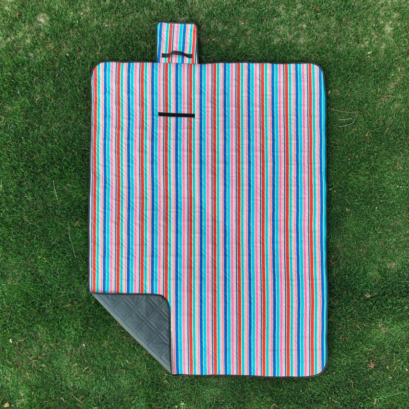 Kültéri kemping matrac, vízálló és nedvességálló, 100% poliészter, modell CSB, 4–6 fő számára.