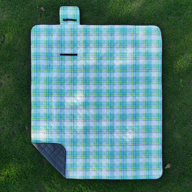 Kültéri kemping matrac, vízálló és nedvességálló, 100% poliészter, modell CSB, 4–6 fő számára.