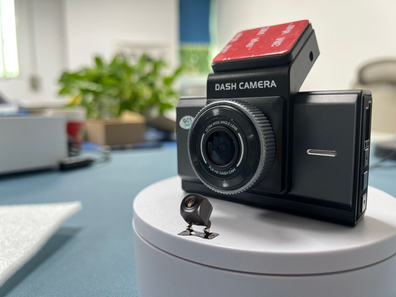 4G daljinsko praćenje vozila DVR s prednjom i stražnjom dvostrukom kamerom, 2160p, GPS, ciklično snimanje