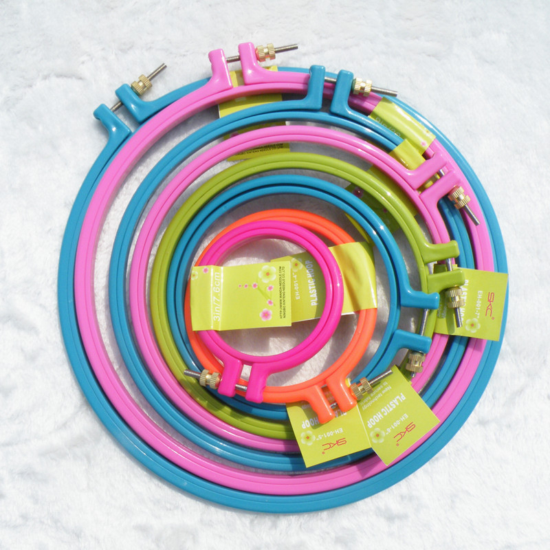 Dyx Cross Stitch Stretcher s prilagodljivim pretincem za karticu, Embroidery Frame – privatna marka, kutija 1000 kom, 78 g, minimalistički stil