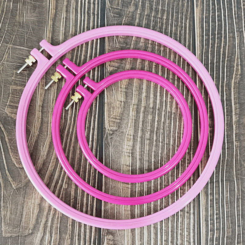 Dyx Cross Stitch Stretcher s prilagodljivim pretincem za karticu, Embroidery Frame – privatna marka, kutija 1000 kom, 78 g, minimalistički stil