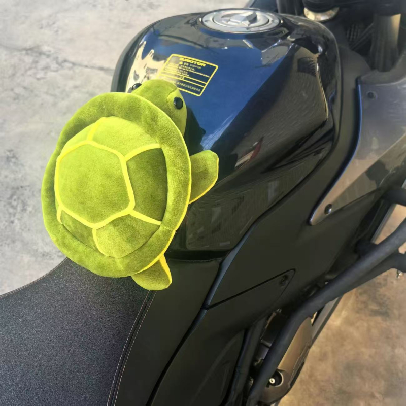 Motorkerékpár üzemanyag-tank védőpad – sűrített, háromdimenziós teknőre emlékeztető párna, lovagi páncél stílus