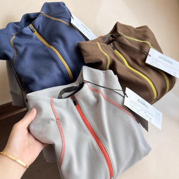 Тениска с дълъг ръкав от полиестер, влагопоглъщаща материя, със стойковa яка, тегло 180-250 g/m²