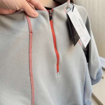 Тениска с дълъг ръкав от полиестер, влагопоглъщаща материя, със стойковa яка, тегло 180-250 g/m²