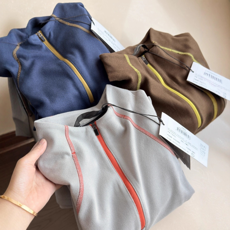 Тениска с дълъг ръкав от полиестер, влагопоглъщаща материя, със стойковa яка, тегло 180-250 g/m²