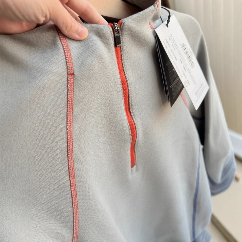 Тениска с дълъг ръкав от полиестер, влагопоглъщаща материя, със стойковa яка, тегло 180-250 g/m²