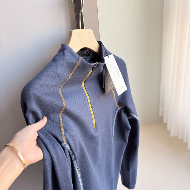 Тениска с дълъг ръкав от полиестер, влагопоглъщаща материя, със стойковa яка, тегло 180-250 g/m²