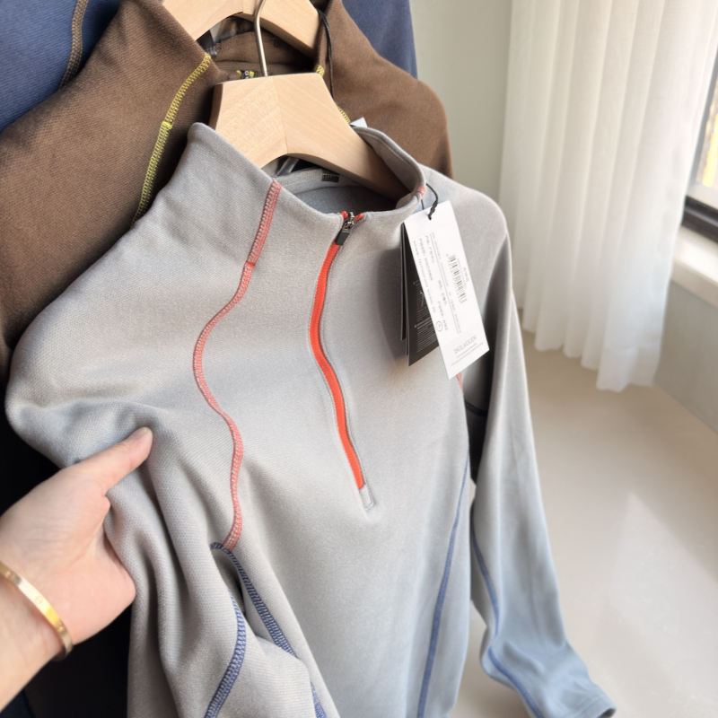 Тениска с дълъг ръкав от полиестер, влагопоглъщаща материя, със стойковa яка, тегло 180-250 g/m²