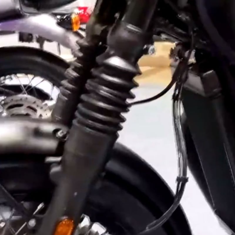 Pokrov prednje vilice Triumph T100 – zaštitni i dekorativni pokrov amortizera