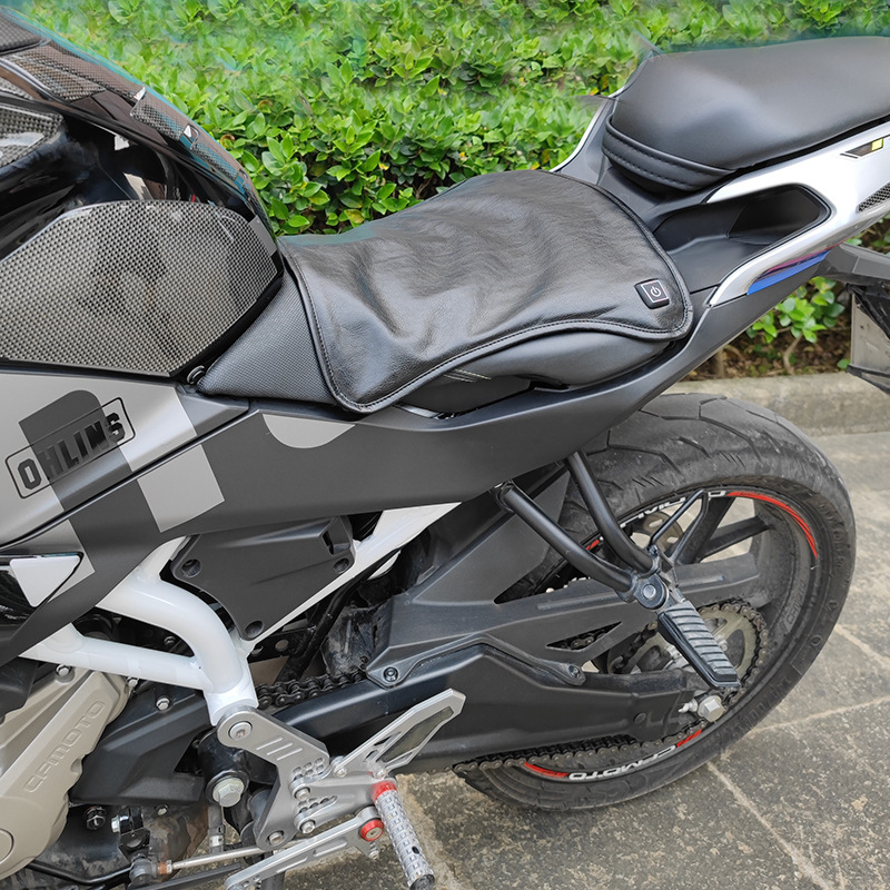 Perna încălzită pentru motocicletă 12V, PU din piele sintetică, control temperatură în 3 trepte 45–60°C, cablu 1,2 m, MP10101 IZTOSS