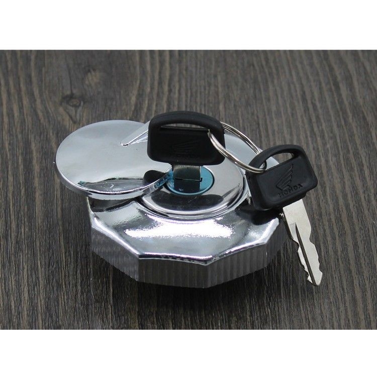 Capac rezervor combustibil pentru motocicletă Jialing 70 — Brand Mogelon, Model Jialing 70, Cod produs 026, etanşează rezervorul pentru a preveni scurgerile şi evaporarea