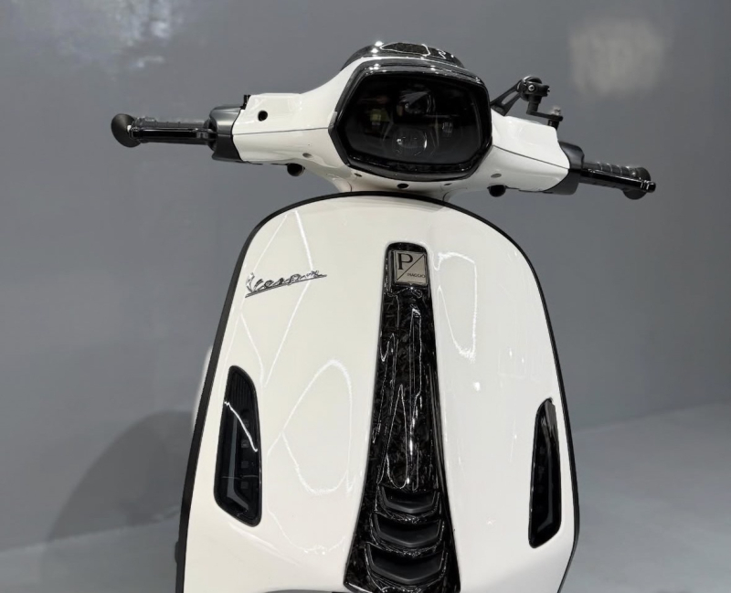 Okvir i poklopac svjetla od karbonskih vlakana s vodnim prijenosom za Vespa Sprint 150 – Šifra proizvoda 57128-1901-022