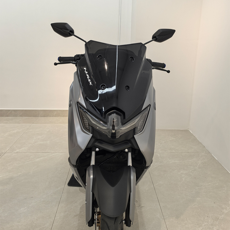 Vjetrobran za Yamaha NMAX 155 (25 godina modela) – ABS, prilagodljiv, sklopiv, otporan na ogrebotine, zaštita od sunca