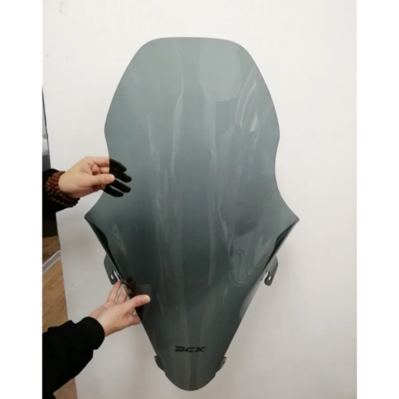 Motocikl wind deflector za Honda PCX125/150 (WW063); Materijal: PC; Oblik: vjetrozaštita; Primjenjivi modeli: Honda PCX125/150; Značajke: zaštita od sunca, sklopiv, otporan na habanje, otporan na ogrebotine