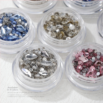 Nagų dailės nepravilūs formos kristalai: rinkinys mini kristalų, metalinių karoliukų ir plokščia pagrindo kristalų; spindintys kristalai, iridiscencijos paviršius; Medžiagos: metalas, kristalai, stiklas