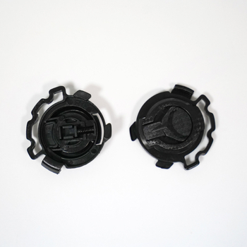 Dio opreme za kacigu: baza s rotirajućim poklopcem i otvorima za fiksiranje, univerzalni model