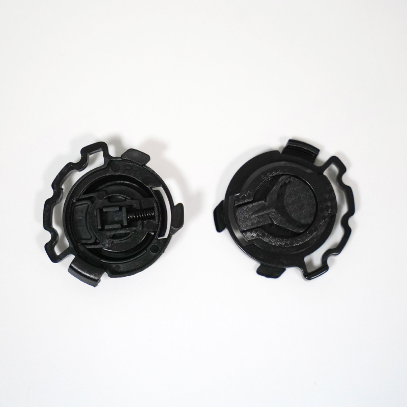 Dio opreme za kacigu: baza s rotirajućim poklopcem i otvorima za fiksiranje, univerzalni model