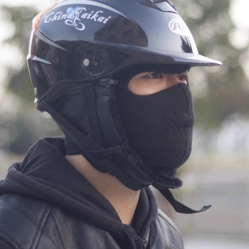 Kaciga za motocikl s integriranim šalom i zaštitom za uši; kompatibilna s punom i otvorenom kacigom; odvojiva topla podstava; zimski dodatak; univerzalna prilagodba