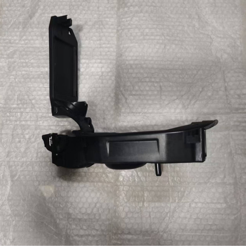 Kapa baze spremnika goriva za Mercedes-Benz C-klase W205 (Modeli: 2056303204/2056305403/2056304404/2056300167). Materijal: Plastika