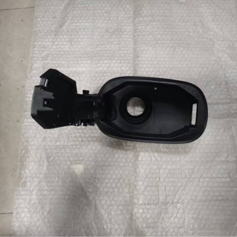 Kapa baze spremnika goriva za Mercedes-Benz C-klase W205 (Modeli: 2056303204/2056305403/2056304404/2056300167). Materijal: Plastika