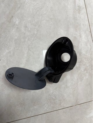 Marbo Oilcover za Volkswagen Polo 11-18 — vanjski poklopac spremnika goriva, kapica za punjenje goriva, kod 6R0809857, materijal: inženjerske plastike
