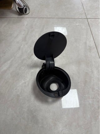 Marbo Oilcover za Volkswagen Polo 11-18 — vanjski poklopac spremnika goriva, kapica za punjenje goriva, kod 6R0809857, materijal: inženjerske plastike