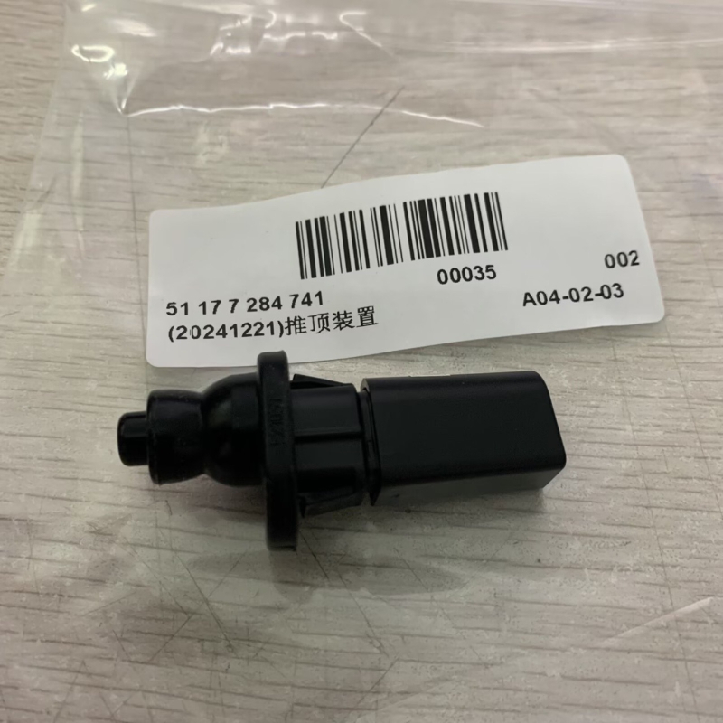 BMW X1 E84 3. és 4. sorozat tankfedél toló- és záróeszköze, rész 51177284741, műanyag