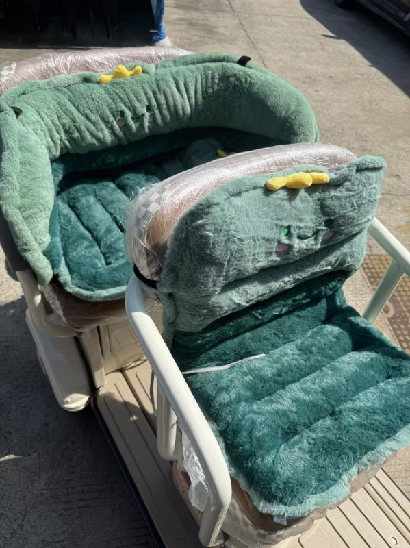 Κάθισμα με ενσωματωμένη πλάτη για ηλεκτρικά τρίκυκλα και σκούτερ ηλικιωμένων — χειμωνιάτικο ζεστό μαξιλαράκι από βελούδινο ύφασμα με γέμισμα βαμβακιού, αντιανεμικό, κατάλληλο για όλα τα μοντέλα