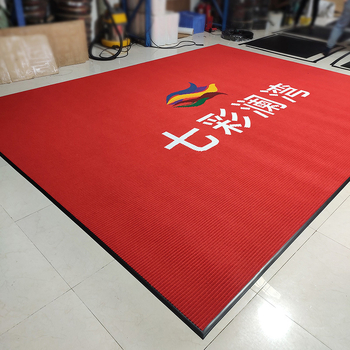 Logóval ellátott kereskedelmi padlómat, csíkos mintázat, polipropilén rost, gépi szövés, testreszabható téglalap