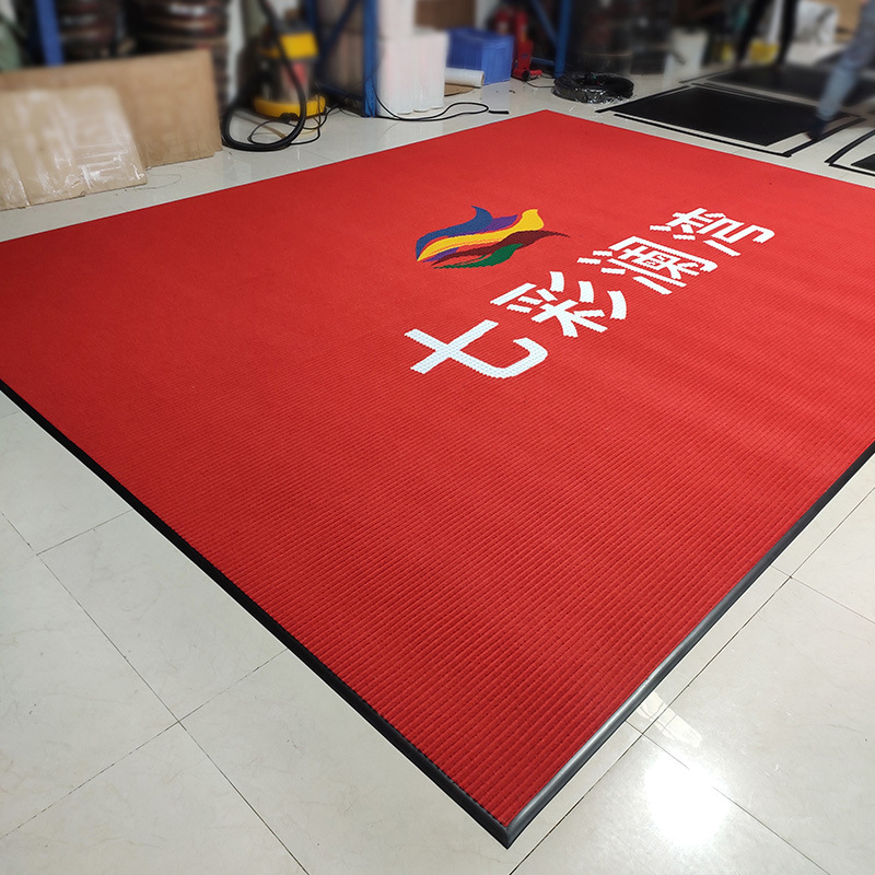 Logóval ellátott kereskedelmi padlómat, csíkos mintázat, polipropilén rost, gépi szövés, testreszabható téglalap