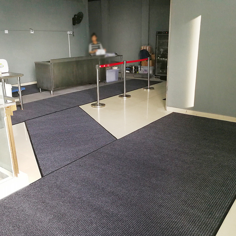 Logóval ellátott kereskedelmi padlómat, csíkos mintázat, polipropilén rost, gépi szövés, testreszabható téglalap