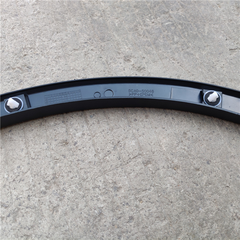 Crna dekorativna traka za rub kota i blatnika za FAW Bestune X40, X80, T33, T77, T99, T55
