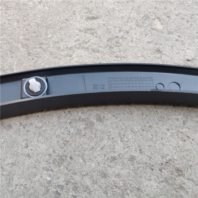 Crna dekorativna traka za rub kota i blatnika za FAW Bestune X40, X80, T33, T77, T99, T55