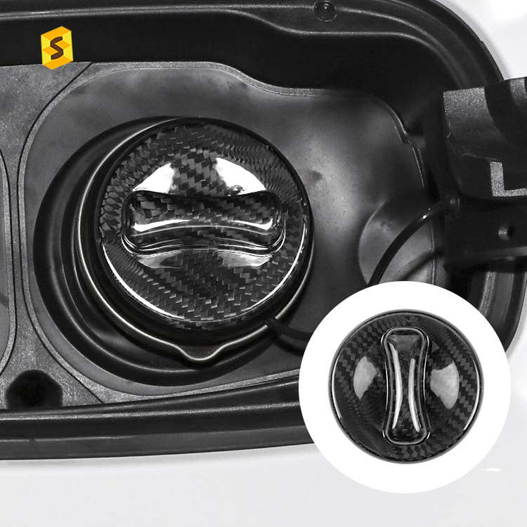 Mercedes-Benz Karbonska pločica za kapu spremnika goriva – Marka: Sha Sha Carbon Fiber; Materijal: karbonska vlakna; Ugradnja: podrška instalaciji