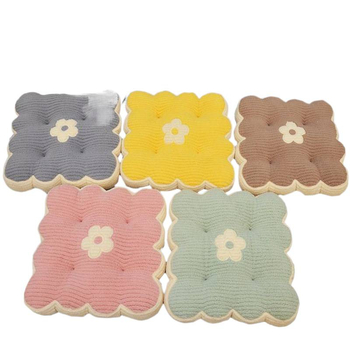 Jastučić za sjedenje, oblik keksa, napuhan, prugasti ili jednodobni uzorak, moderni minimalistički stil