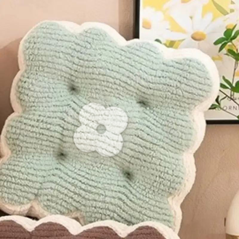 Jastučić za sjedenje, oblik keksa, napuhan, prugasti ili jednodobni uzorak, moderni minimalistički stil