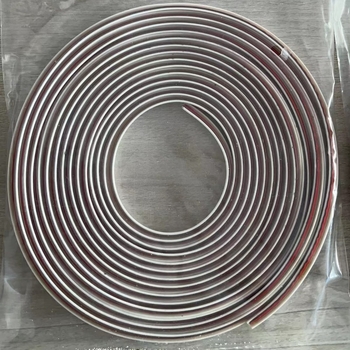 Bandă de etanșare pentru autovehicul cu profil în T înclinat, universală pentru umplerea spațiilor din jurul pragurilor laterale, arcelor roților și farurilor; rezistentă la coroziune