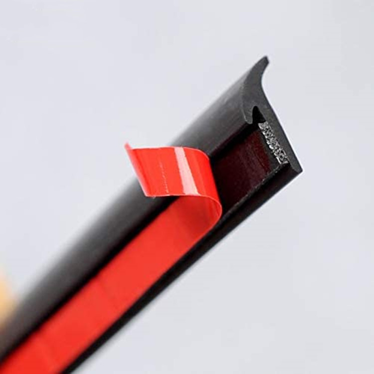 Bandă de etanșare pentru autovehicul cu profil în T înclinat, universală pentru umplerea spațiilor din jurul pragurilor laterale, arcelor roților și farurilor; rezistentă la coroziune