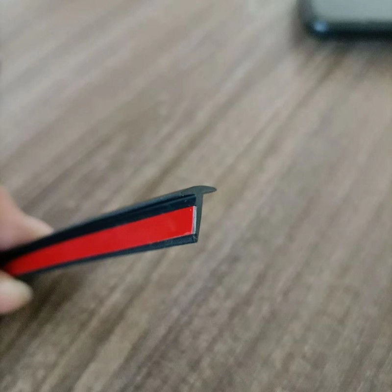 Bandă de etanșare pentru autovehicul cu profil în T înclinat, universală pentru umplerea spațiilor din jurul pragurilor laterale, arcelor roților și farurilor; rezistentă la coroziune