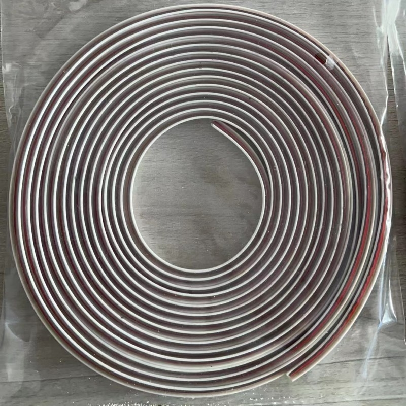 Bandă de etanșare pentru autovehicul cu profil în T înclinat, universală pentru umplerea spațiilor din jurul pragurilor laterale, arcelor roților și farurilor; rezistentă la coroziune