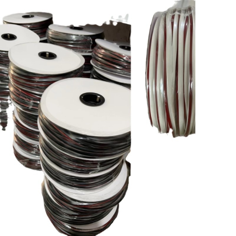 Bandă de etanșare pentru autovehicul cu profil în T înclinat, universală pentru umplerea spațiilor din jurul pragurilor laterale, arcelor roților și farurilor; rezistentă la coroziune