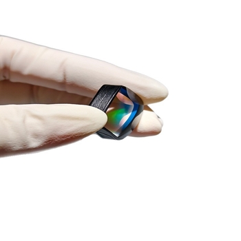 Haoxuan különleges formájú vörös pont lencséje, achromat vörös pont, piros-zöld dupla hatású fényvisszaverő bevonat, astigmatizmus-korrekció; alkalmas űripari, orvosi, katonai és optikai alkalmazásokra.