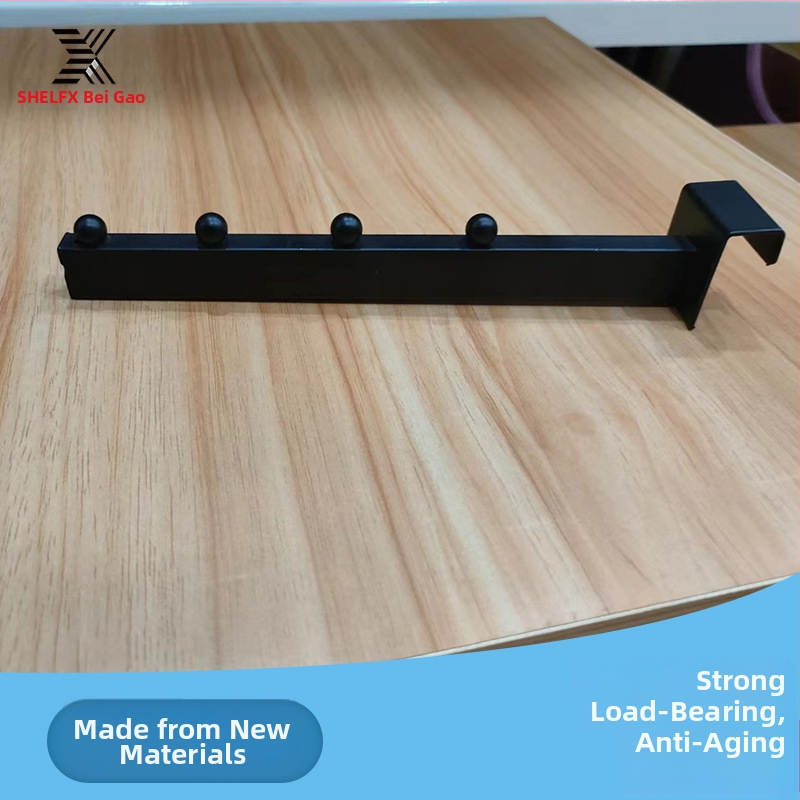 Háčiky zo štvorcovej trubky pre stojan na vystavenie v obchode – hrubé háčiky na ponožky a doplnky k mobilu, model 1, materiál: železo, povrchová úprava: sprej plast