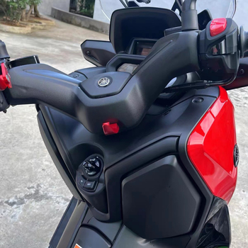 Kuka za modifikaciju Yamaha NMAX155 / XMAX300 / NVX – prednja kuka za vješanje stvari (Obrada i prilagodba: Da; Model: 0165988; Primjenjivi modeli: NMAX155, XMAX300, NVX; Ovlaštena privatna marka: Da)
