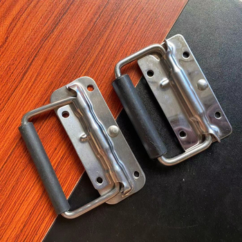 304 rozsdamentes acélból készült fogantyú szerszámtartókhoz és dobozokhoz bőr fogantyúval (szegecselt csatlakozás; felületkezelés: rezgő csiszolás; készülékekhez, szállító dobozokhoz és repülő dobozokhoz)