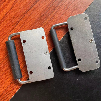 304 rozsdamentes acélból készült fogantyú szerszámtartókhoz és dobozokhoz bőr fogantyúval (szegecselt csatlakozás; felületkezelés: rezgő csiszolás; készülékekhez, szállító dobozokhoz és repülő dobozokhoz)