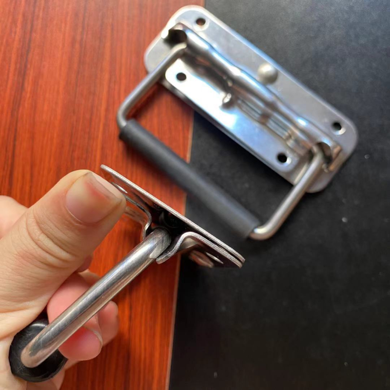 304 rozsdamentes acélból készült fogantyú szerszámtartókhoz és dobozokhoz bőr fogantyúval (szegecselt csatlakozás; felületkezelés: rezgő csiszolás; készülékekhez, szállító dobozokhoz és repülő dobozokhoz)